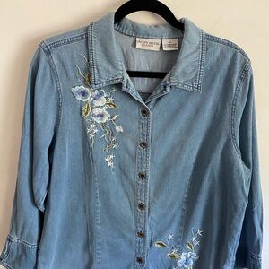 Jaclyn Smith Light Blue Embroidered Shirt Grandmacore Cottagecore